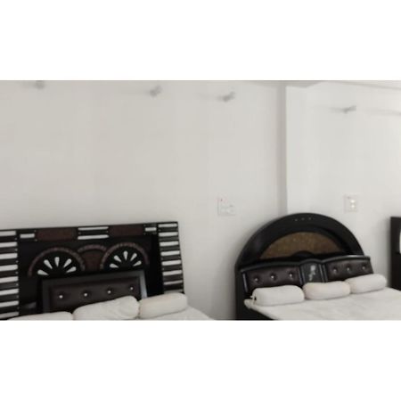 Hotel Shri Nivasa Inn, Kothi Godarpura Buitenkant foto