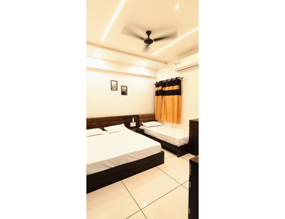 Hotel Shri Nivasa Inn, Kothi Godarpura Buitenkant foto
